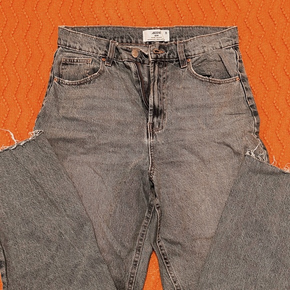 High Rise Mom Jeans - Picture 3 of 3